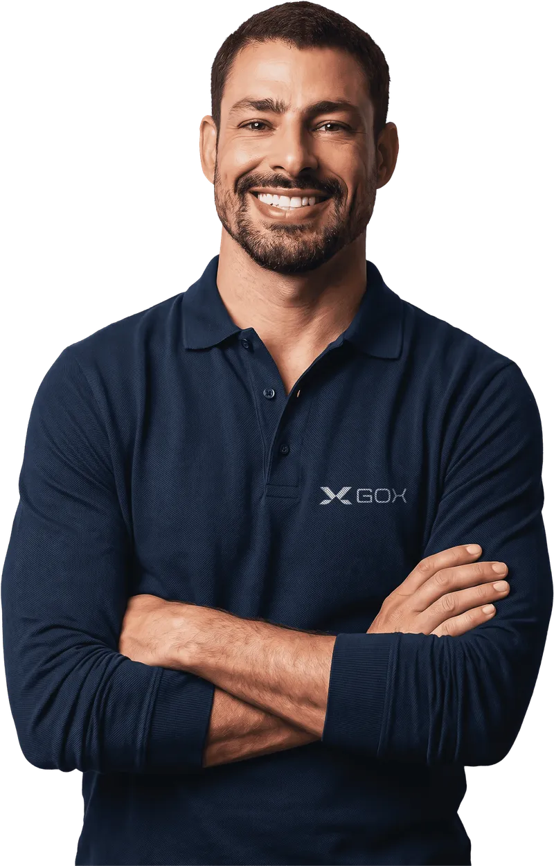 Cauã Reymond, parceiro da GO-X, de camisa polo GO-X